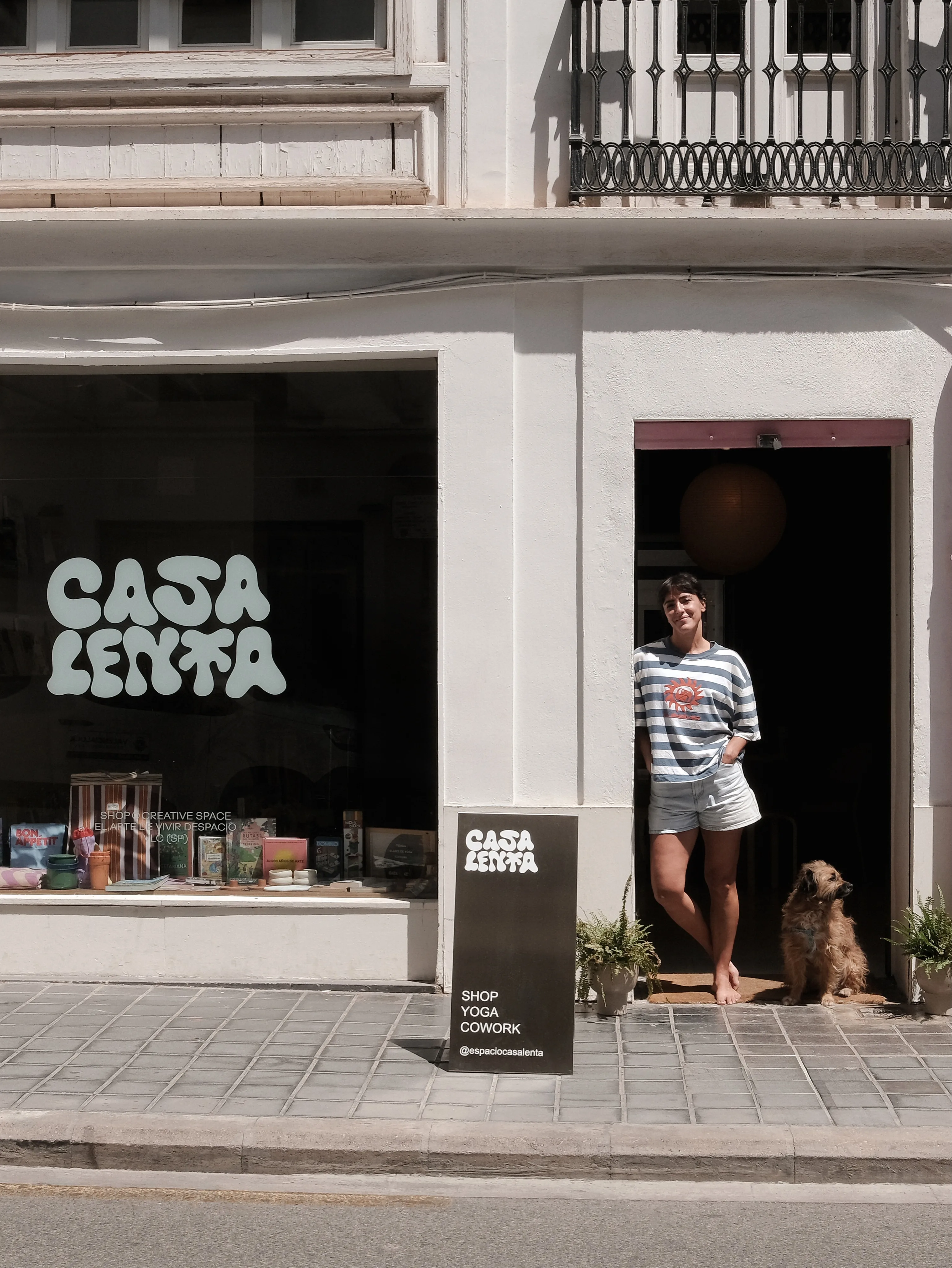 Alicia y su perro en la entrada de Casa Lenta