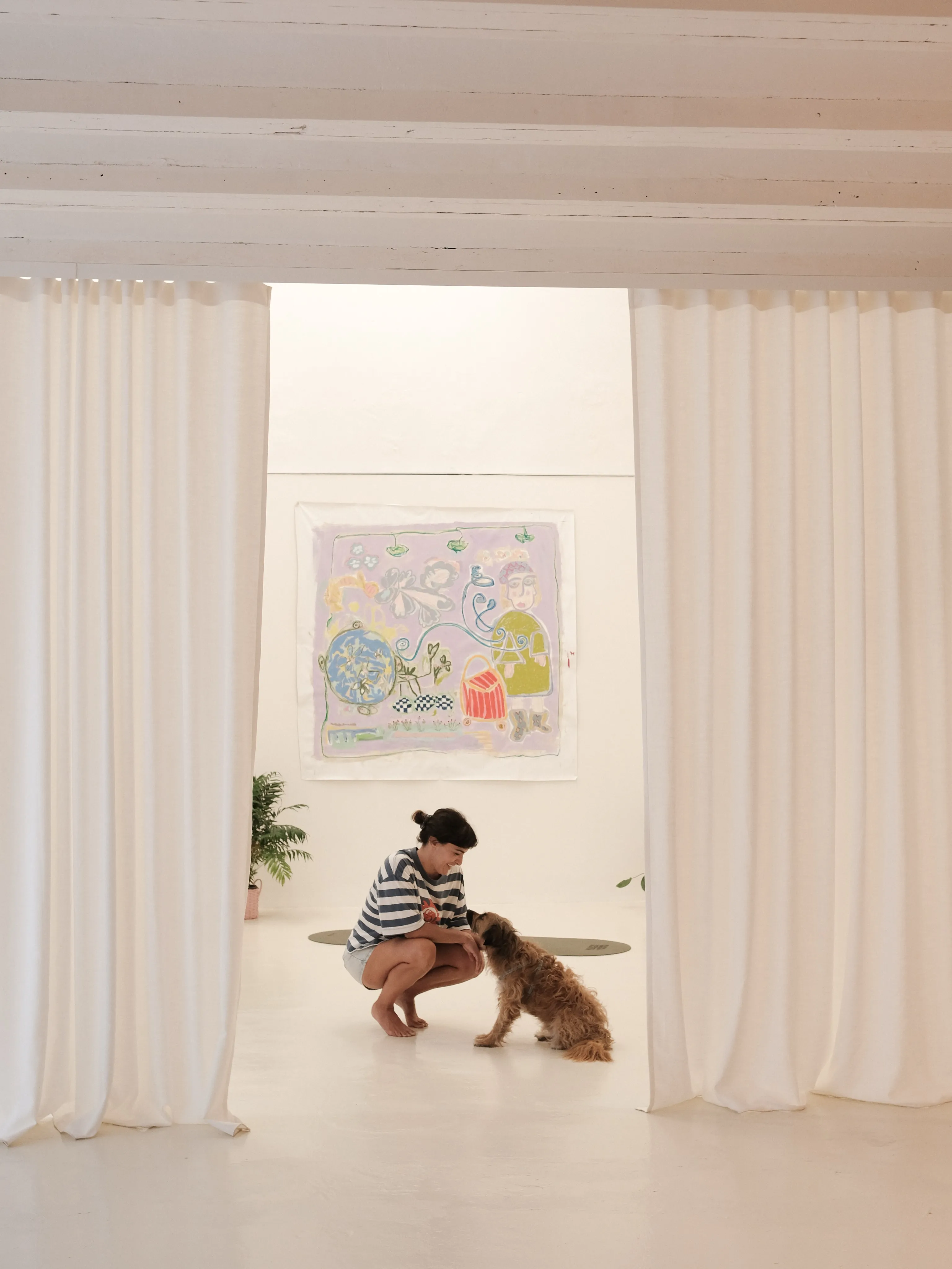 Alicia y su perro en la sala luminosa de Casa Lenta