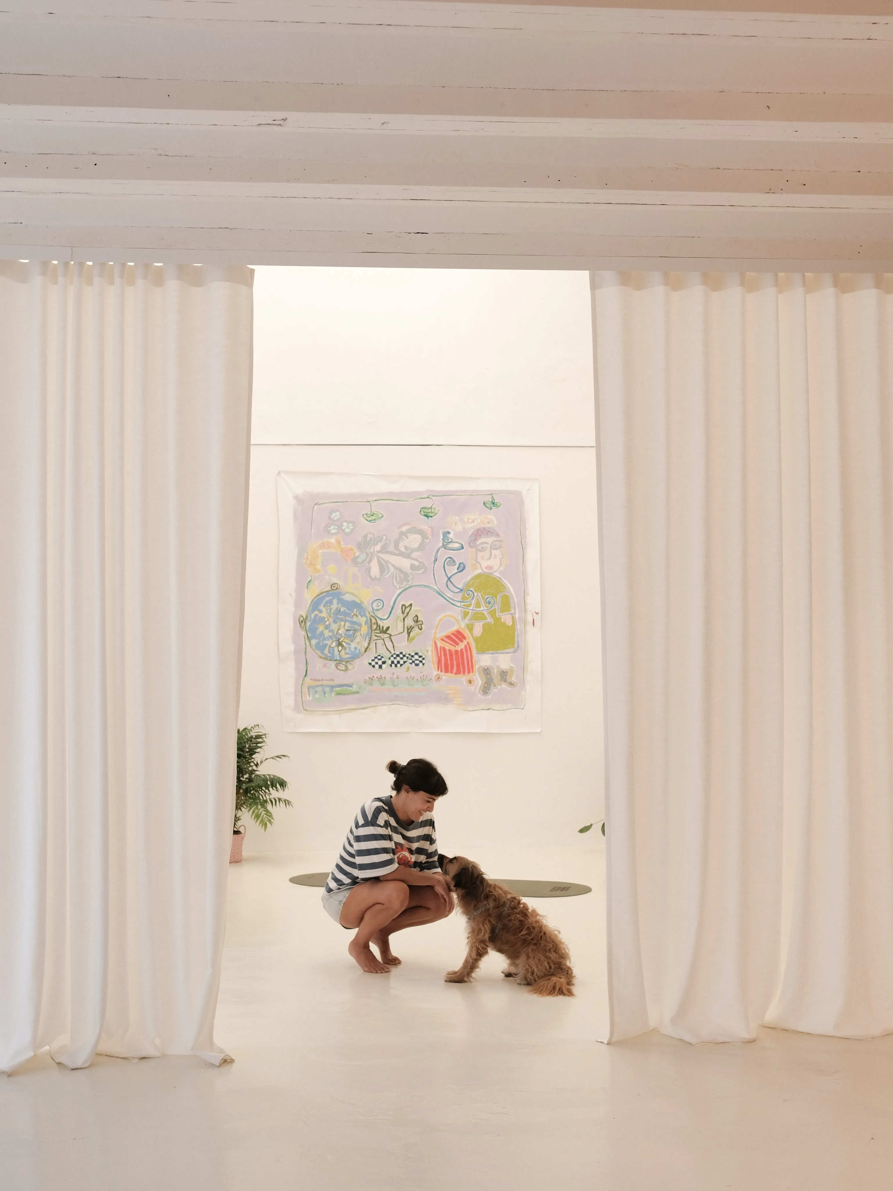 Alicia y su perro compartiendo un momento en la sala