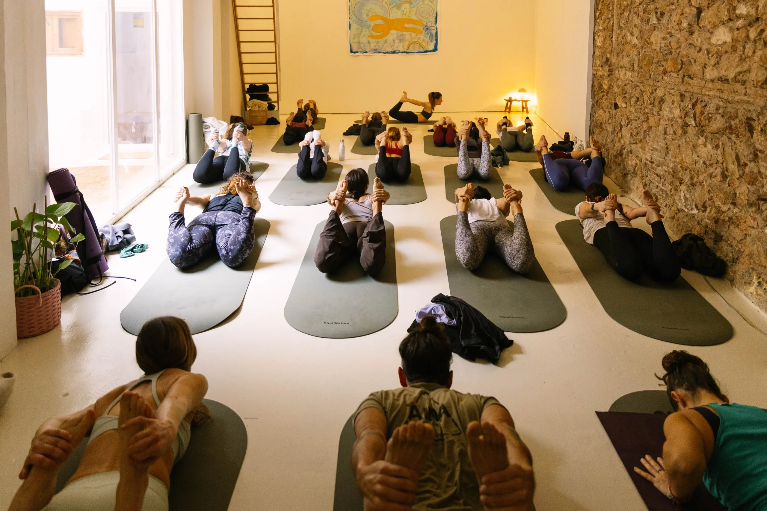 Clase de yoga en la sala de Casa Lenta