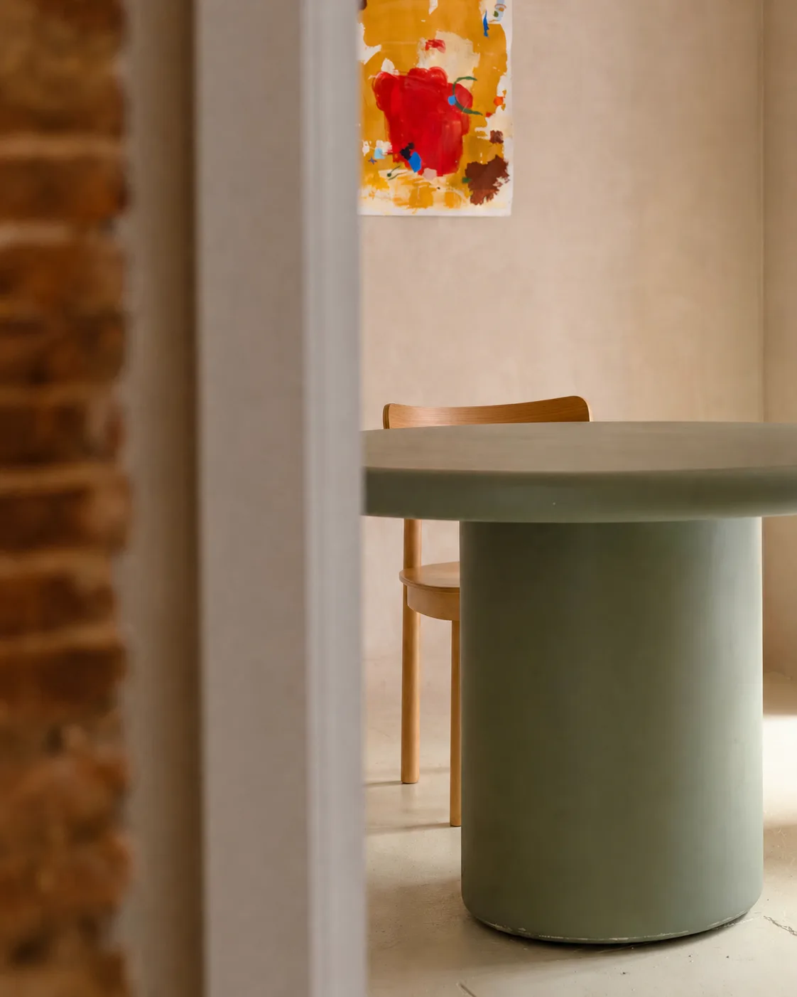 Mesa del espacio de coworking y reuniones de Casa Lenta