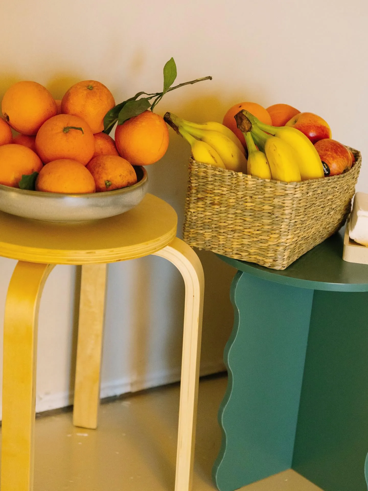 Fruta y mesas de colores en la cocina compartida