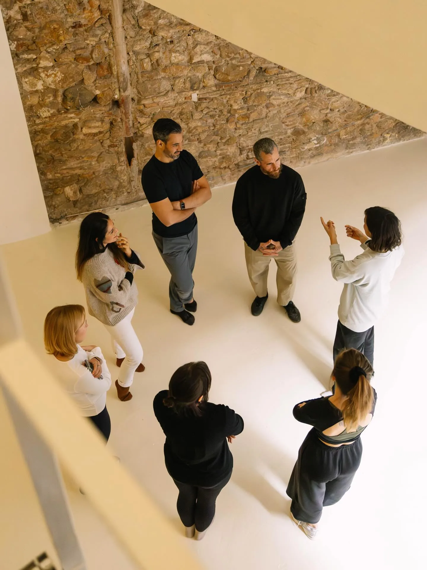 Grupo participando en un encuentro en la sala