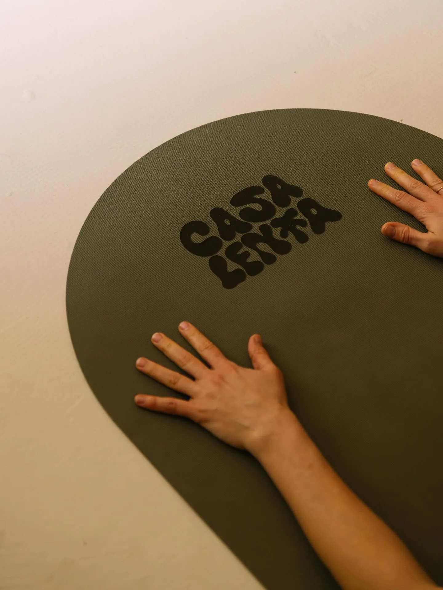 Manos sobre una esterilla de Casa Lenta