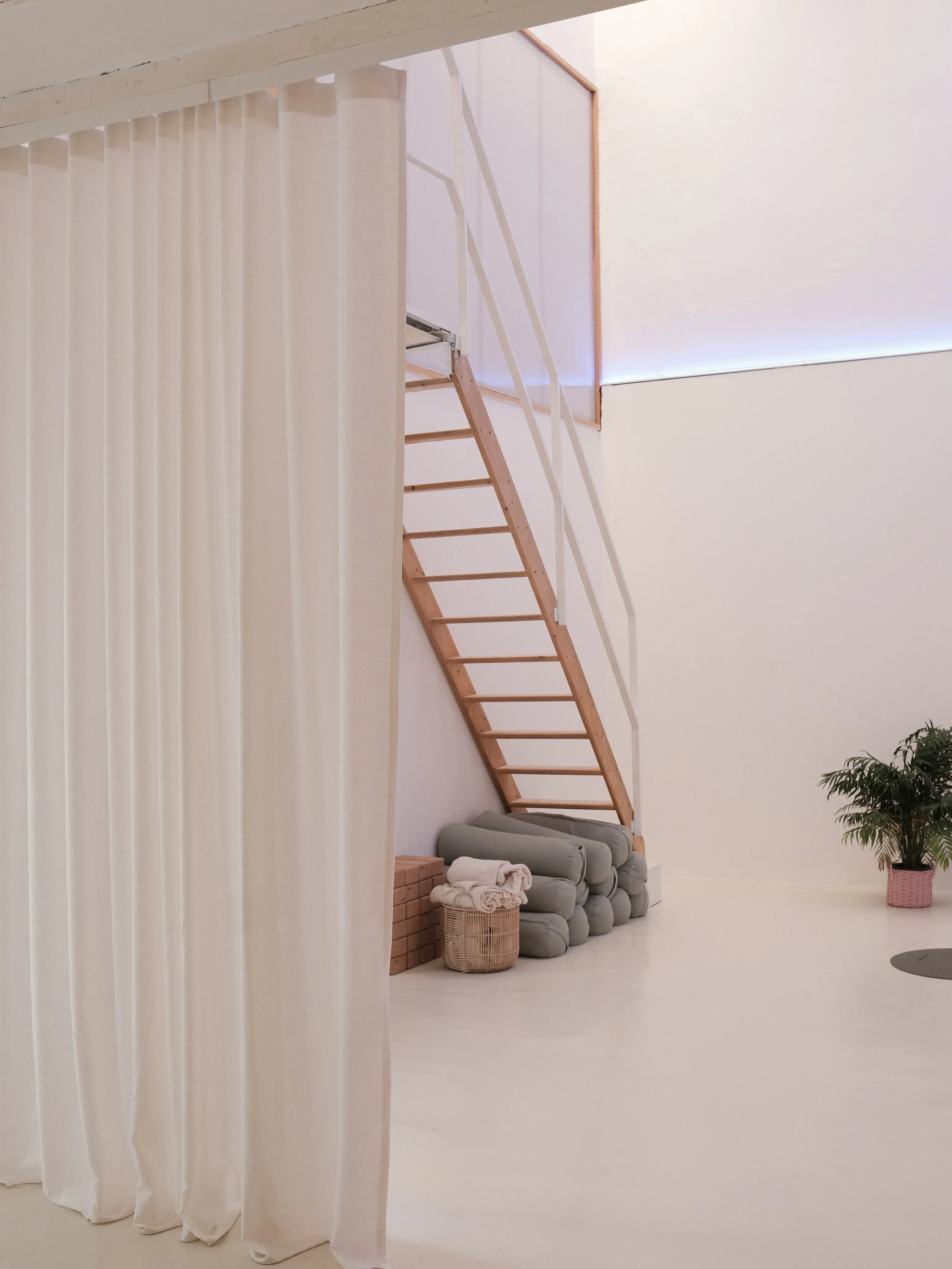 Sala multiusos de Casa Lenta con luz natural