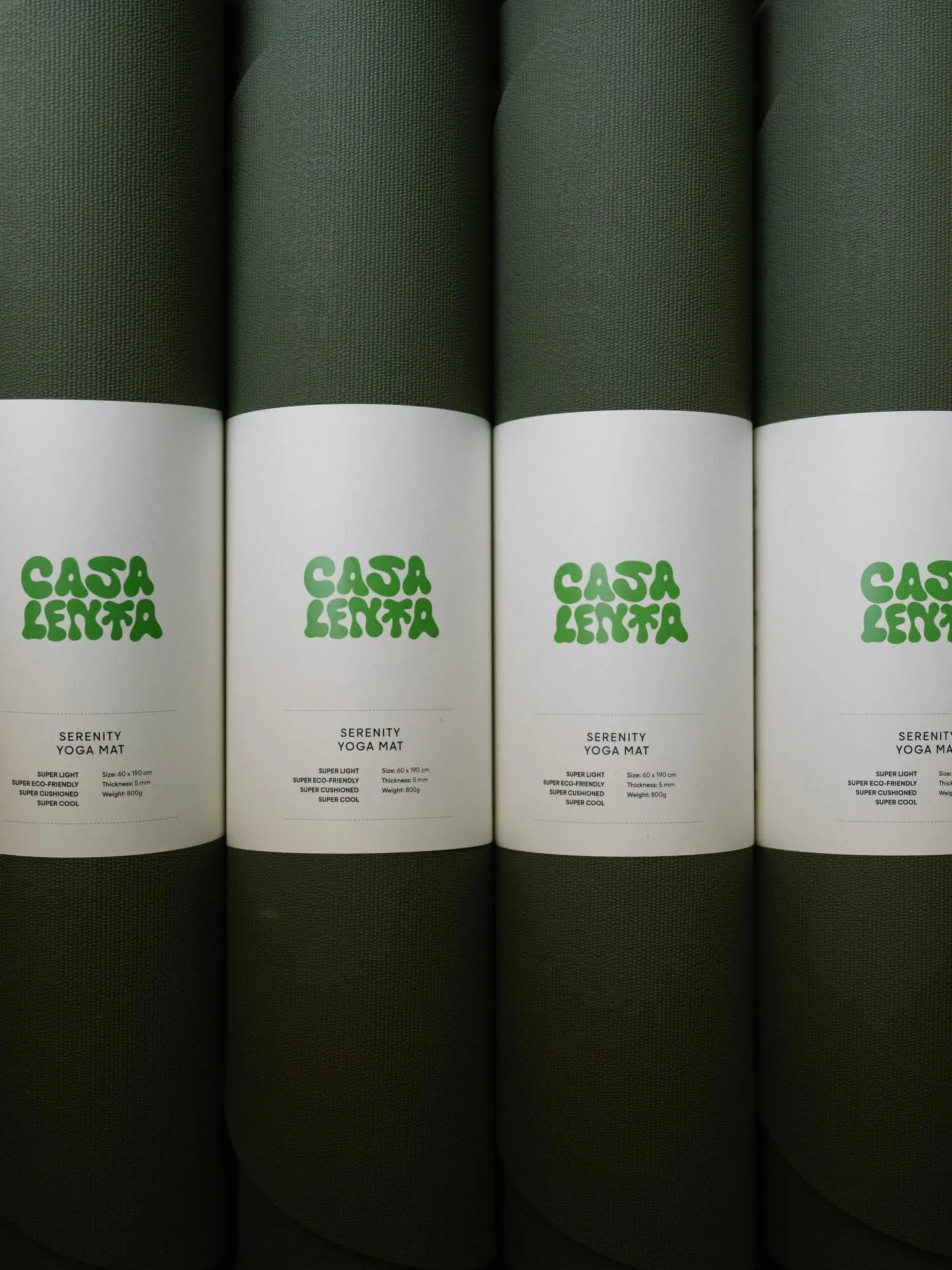 Esterillas verdes de Casa Lenta preparadas para la práctica